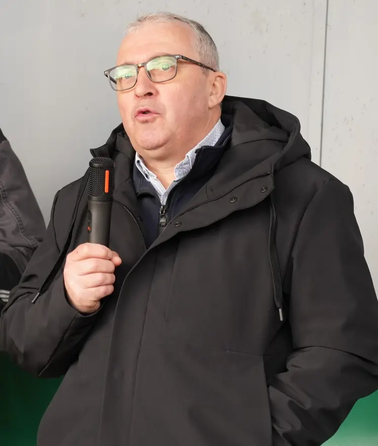 Patrick Bénézit est éleveur dans le Cantal.
