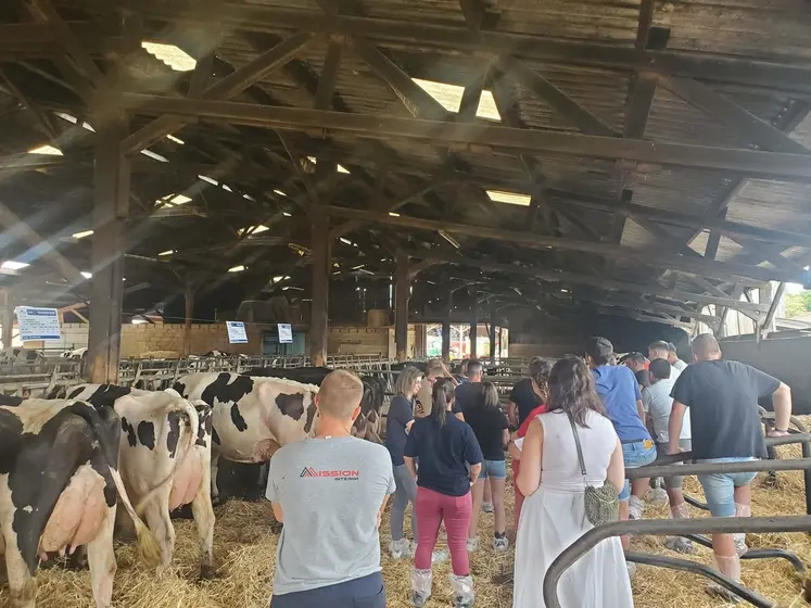 Les membres de l'association se sont réunis dernièrement au lycée d'Yssingeaux et sur l'Earl du Peron à Monistrol/Loire à l'occasion de l'AG de l'association.