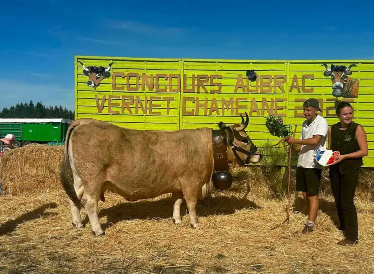 Le prix de championne femelle adulte a été décerné au Gaec Laubanie avec Narbonne. 