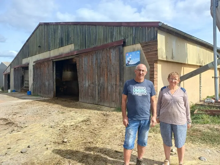 Christine et Daniel devant leur stabulation à logettes.