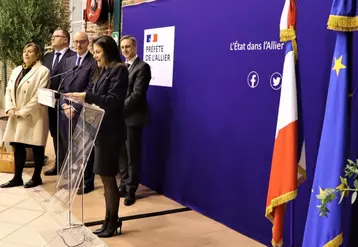 Valérie Hatsch, aux côtés du secrétaire général, Alexandre Sanz, du directeur de cabinet, Vincent Vallet, de la sous-préfète de Vichy, Véronique Beuve et du sous-préfet de Montluçon, Jean-Marc Giraud.