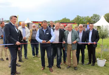 Autour de Bertrand Laboisse, hôte de l'évènement, Frédéric Bondoux, président de Profield Events Group ; Patrice Bonnin, président de la Chambre d'agriculture de l'Allier ; Gérard Ferriere, maire de Villefranche-d'Allier ; Yves Simon, maire de Meillard et Président du SDE 03 et Claude Riboulet, président du Conseil départemental de l'Allier.