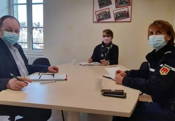 De gauche à droite : Patrice Bonnin, président de la Chambre d’agriculture de l’Allier, Christine Lemaire, vice-présidente et Madame la Colonelle Isabelle Oréfice, commandant le groupement de gendarmerie départementale de l’Allier, lors de leur rencontre au sein de la Chambre d’agriculture de l’Allier, à Moulins.