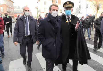 Emmanuel Macron a échangé avec de nombreuses personnes lors de sa déambulation dans les rues de la ville de Moulins.