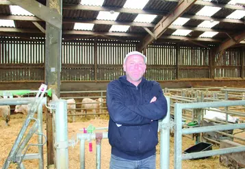 Mickaël Dupont, exploitant en polyculture-élevage
installé depuis 2009 en EARL sur l'exploitation des
Gouttes à Dompierre-sur-Besbre.