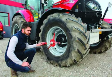 La géométrie est vérifiée et réglée grâce à un faisceau laser installé sur les roues avant du véhicule.