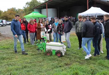 Clément Bridot, responsable du développement de l’agriculture numérique pour l’Ucal et son robot Naïo pour le désherbage.
