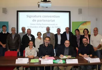 Frédéric Aguilera, président de Vichy Communauté et Patrice Bonnin, président de la Chambre d’agriculture de l’Allier ont signé la convention de partenariat entre les deux structures qu’ils dirigent.