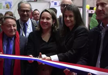 Inauguration du Salon des Maires par les officiels.