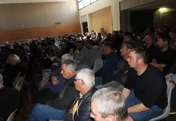 Salle comble à Ennezat où près de 300 planteurs de la Limagne ont exprimé leur colère et leur consternation au président de Cristal Union venu à leur rencontre le 19 avril.