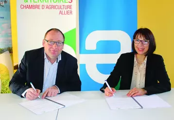 Patrice Bonnin, président de la Chambre d’agriculture de l’Allier, et Nadine Salaris, directrice territoriale Enedis Allier, ont signé une convention de partenariat.