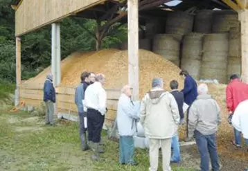 Le 19 septembre, les participants ont été accueillis sur l’exploitation de François Déchelette à Celles-sur-Durolle. Cet éleveur allaitant a démarré les plaquettes forestières en 2005. «Depuis, j’en mets tous les ans sous le pied des vaches et j’économie ainsi 1 balle ronde tous les 2 jours, soit 12 tonnes, soit une économie de 700 € pour 2011».