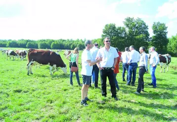 C’est sur le terrain, au plus près des vaches, que se sont rencontrés éleveurs et distributeurs de la marque Mont Lait.