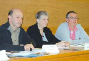 À l’assemblée générale du Service de Remplacement, Jean-Luc Tourreix, président (à gauche à la tribune) et Christophe Ferret, représentant du service à la grande région sont intervenus sur les objectifs et les actions de l’année. Michèle Tarrade, représentante de la Fredon Auvergne est intervenue sur l’importance de la lutte contre l’ambroisie.