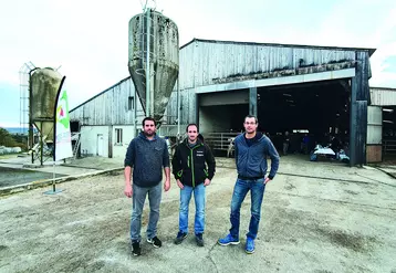 Julien Villedieu, Éric Villedieu et Jean-François Geille se tenant devant leur bâtiment récemment agrandi.