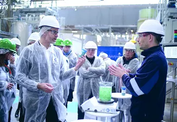 Laurent Wauquiez, en visite dans les locaux de Carbios le jeudi 12 janvier.