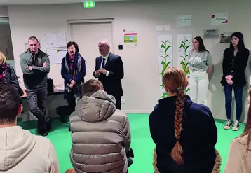 Philippe Chopin, Préfet du Puy-de-Dôme, a visité le forum des métiers de l'agriculture organisé par Terre d'Emplois63 dans les locaux de la Chambre d'agriculture à Aubière. A ses côtés notamment : Christophe Ferret, président de Terre d'Emplois63 et Mathieu Daim, président d' Agri Emploi 63.  