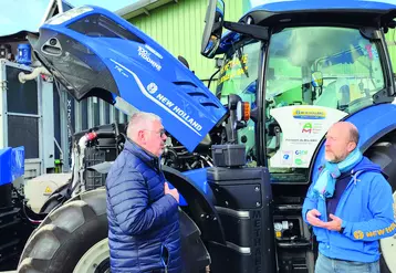 Gilles Berthonnèche, représentant de la FDCUMA63 et Nicolas Morel, responsable des carburants alternatifs chez New Holland France, devant le tracteur T6 méthane power. 