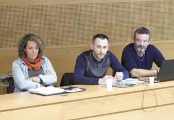 De gauche à droite : Les élus Chambre d’agriculture, Marion Vedel, Baptiste Arnaud et Denis Guérin ont rappelé que derrière les chiffres de l’installation, des hommes et des femmes portent des projets d’avenir.