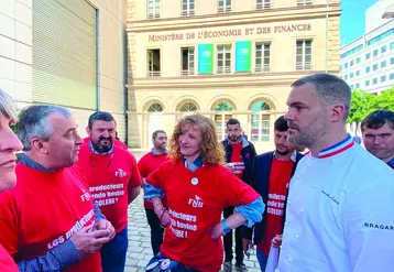 La Fédération nationale bovine, les JA accompagnés de Véronique Langlais, présidente de la fédération des bouchers de Paris, ont manifesté, jeudi dernier, devant le Ministère de l’Economie et des finances.