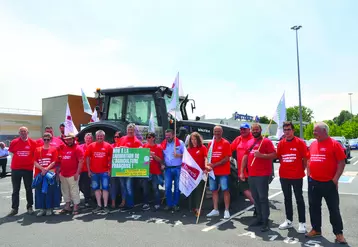 Une délégation des éleveurs du Berceau des races à viande en action syndicale à Carrefour à Thiers.