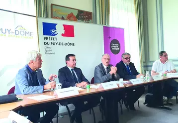 De gauche à droite : le vice-président et le président du Conseil départemental ; le préfet du département ; le maire de Clermont-Ferrand et président de Clermont Auvergne Métropole ainsi que son vice-président.