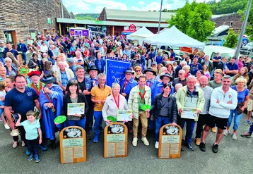 Au premier plan, les trois lauréats du concours.