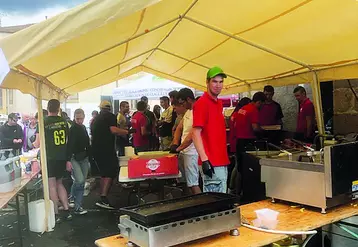 Les JA de l'intercanton d'Ambert proposaient un menu 100% local, avec un burger... à la fourme d’Ambert évidemment !