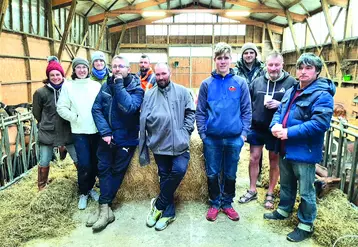 Groupe d'éleveurs adhérents à Cabriol63, lors de la visite du Gaec de la ferme de la Credogne à Puy-Guillaume. 