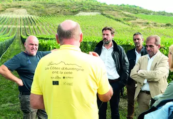 Gilles Vidal (en jaune) échangeant avec Fabrice Pannekoucke et Ludovic Walbaum sur l'adaptation de la filière auvergnate face aux enjeux environnementaux et économiques.
