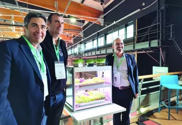 Frédéric Jamet, co-directeur de Vif Systems, Éric Alexandre, agriculteur à Clerlande et Vincent Tardif, directeur stratégie nouvelles filières à Limagrain, ont présenté le partenariat entre la coopérative et la société en faveur de l'agriculture verticale. 