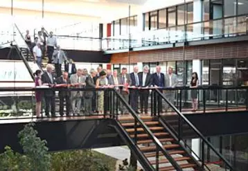 Jean-Yves Foucault, président de la coopérative, accompagné de nombreux acteurs locaux, a officiellement inauguré le nouveau siège social à Saint-Beauzire.