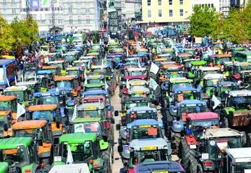 Manifestation - Tracteurs place de Jaude à Clermont-Fd