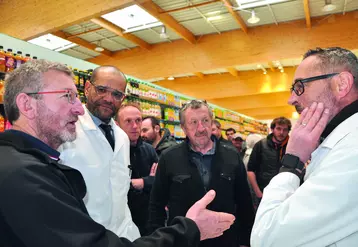Echange entre Thierry Chirol, président de la section laitière du Puy-de-Dôme et les responsables du rayon  crémerie du Leclerc du Brézet à Clermont-Ferrand.