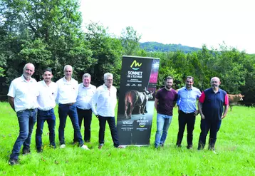 Les organisateurs du Sommet et les acteurs de la race limousine, réunis, jeudi dernier, sur l’exploitation de la famille Coudert à Sugères, dans le Puy-de-Dôme.