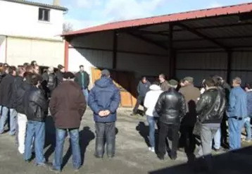 Autour des responsables syndicaux, les agriculteurs se sont rassemblés en nombre.