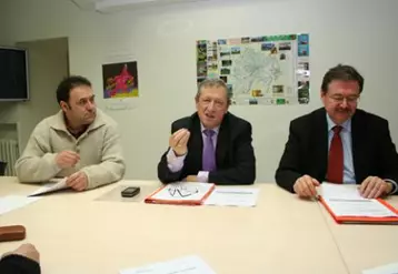 Le président René Souchon (entouré de Lionel Roucan et Jean Mallot) dresse un premier bilan de la charte porcine.