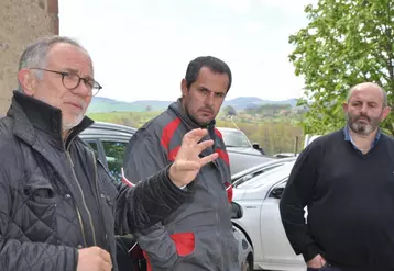 Visite de terrain pour le député européen Eric Andrieu, sur l'exploitation laitière de la famille Anglaret à Sauxillanges.