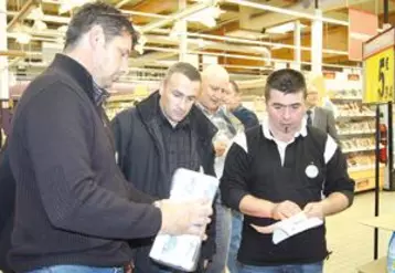 Les représentants syndicaux et les éleveurs ont estampillé les produits laitiers de la grande surface et relevé les prix de vente.
