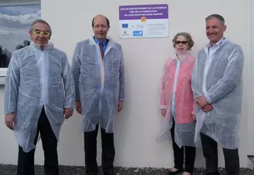 En tenue réglementaire, Dominique Prugne, Louis Giscard d’Estaing, Martine Bony et Serge Pichot ont visité le site de Tauves.