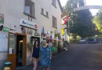 Tatiana en stage chez Agnès Valleix, au camping de la Haute-Sioule,
a progressé dans l'apprentissage du français durant son séjour.