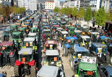 Le 16 octobre 2009, les tracteurs prennent possession de la place de Jaude. Venus des quatre coins du Massif central, les paysans manifestent pour le revenu.