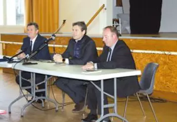 De gauche à droite : Jean-Marc Boyer, sénateur du Puy-de-Dôme, Mathieu Darnaud, sénateur de l’Ardèche et 
Laurent Duplomb, sénateur de la Haute-Loire ont répondu aux interrogations des maires notamment sur les questions agricoles.