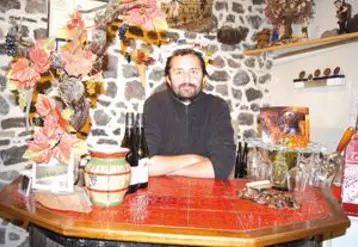 Stéphane Bonjean est accueillant à la ferme depuis 1990 et profite de son adhésion à l’association pour faire découvrir ses vins et les produits de ses amis producteurs.