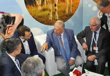 Sur le stand de la Turquie, le ministre de la Cohésion des Territoires a échangé avec le ministre de l'Agriculture turc, et des chefs d'entreprises. Le cantalien Jacques Mézard préside depuis 2015 le groupe sénatorial d'amitié France-Turquie.
