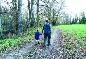 Personnes se promenant le long de l'Allier