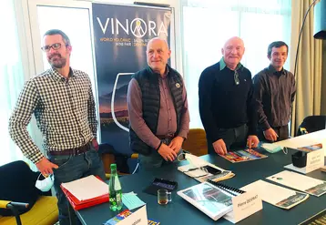 De gauche à droite : Jean Baptiste Deroche, Pierre Desprat, Gilles Vidal et Pierre Deshors acteurs de Vinora