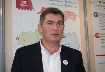 Paul Auffray, président de la FNP, est éleveur à Plouvara près de Saint Brieuc. 45ha de cultures- 1600 places d’engraissement- une maternité collective à 3 associés (700 truies)- vente en coop.
