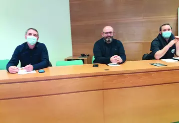 Emmanuel Bernard, Bruno Dufayet et Jonathan Janichon face aux représentants des éleveurs de la région Auvergne Rhône Alpes mardi 16 février à Aubière.