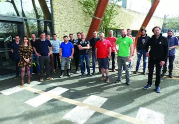 Les JA63 réunis le 2 avril autour de Quentin Baumont et de Jérémy Jallat, vice-président de JA AuRA, venu assister à une partie des travaux de l'assemblée générale.